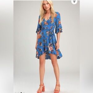 Lulús Tazanna Blue Floral Print Ruffled Wrap Dress. Size M. P325/A